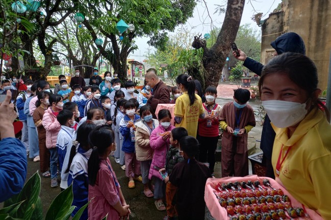 The 9th lotus seeds Sowing Retreat at Dong Cao Pagoda