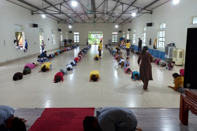 The 9th lotus seeds Sowing Retreat at Dong Cao Pagoda