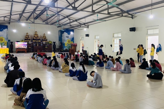 The 9th lotus seeds Sowing Retreat at Dong Cao Pagoda