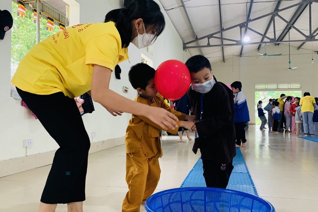 The 9th lotus seeds Sowing Retreat at Dong Cao Pagoda