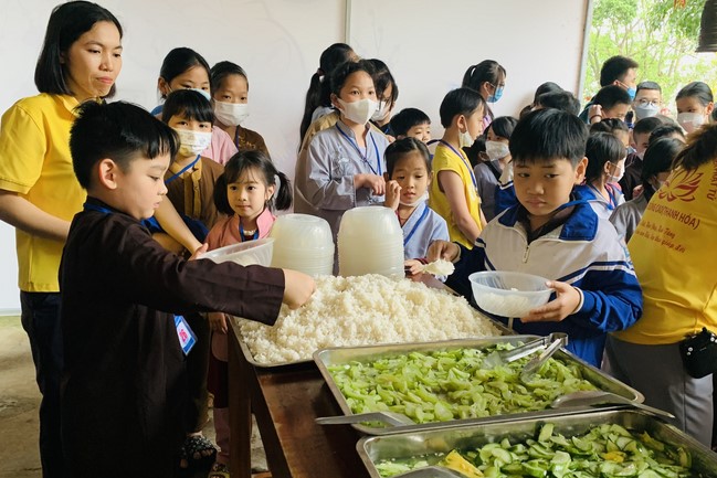 The 9th lotus seeds Sowing Retreat at Dong Cao Pagoda