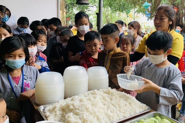 The 9th lotus seeds Sowing Retreat at Dong Cao Pagoda