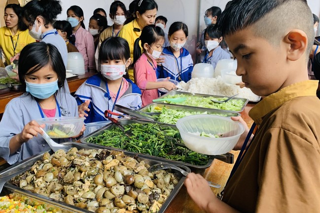 The 9th lotus seeds Sowing Retreat at Dong Cao Pagoda