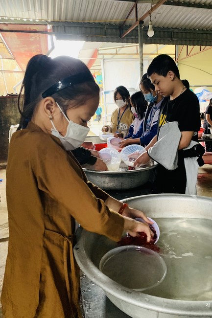 The 9th lotus seeds Sowing Retreat at Dong Cao Pagoda