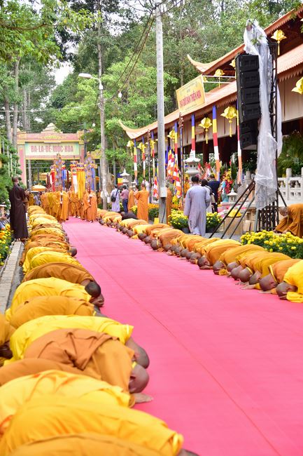 Receiving precepts from Thien Hoa precept's Altar of the Hoang Phap Pagoda’s monks