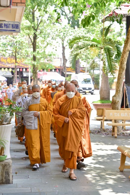 Monks and Nuns of Vietnam Buddhist University in Ho Chi Minh City visits Hoang Phap pagoda
