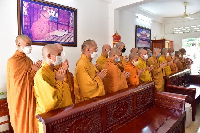 Monks and Nuns of Vietnam Buddhist University in Ho Chi Minh City visits Hoang Phap pagoda