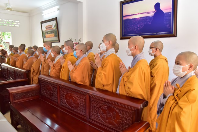 Monks and Nuns of Vietnam Buddhist University in Ho Chi Minh City visits Hoang Phap pagoda