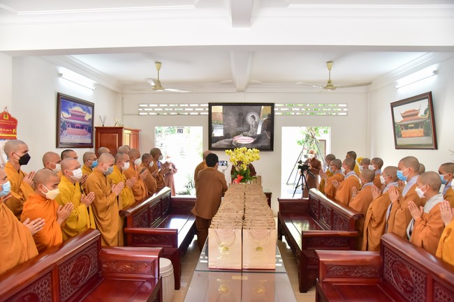 Monks and Nuns of Vietnam Buddhist University in Ho Chi Minh City visits Hoang Phap pagoda