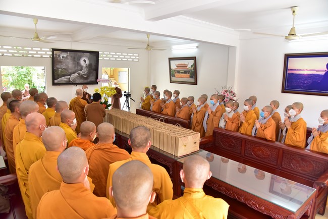 Monks and Nuns of Vietnam Buddhist University in Ho Chi Minh City visits Hoang Phap pagoda