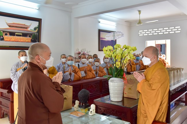 Monks and Nuns of Vietnam Buddhist University in Ho Chi Minh City visits Hoang Phap pagoda