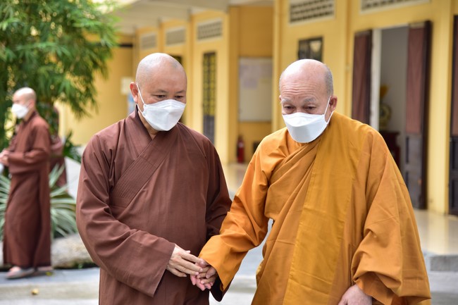 Monks and Nuns of Vietnam Buddhist University in Ho Chi Minh City visits Hoang Phap pagoda