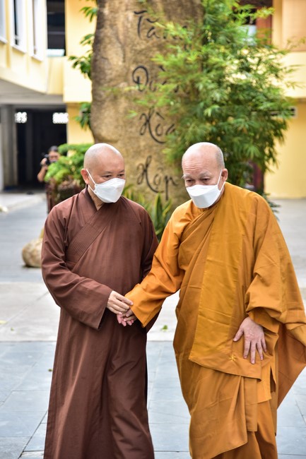 Monks and Nuns of Vietnam Buddhist University in Ho Chi Minh City visits Hoang Phap pagoda