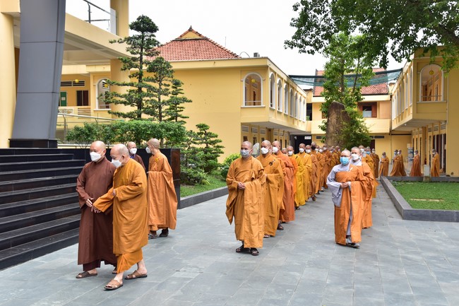 Monks and Nuns of Vietnam Buddhist University in Ho Chi Minh City visits Hoang Phap pagoda