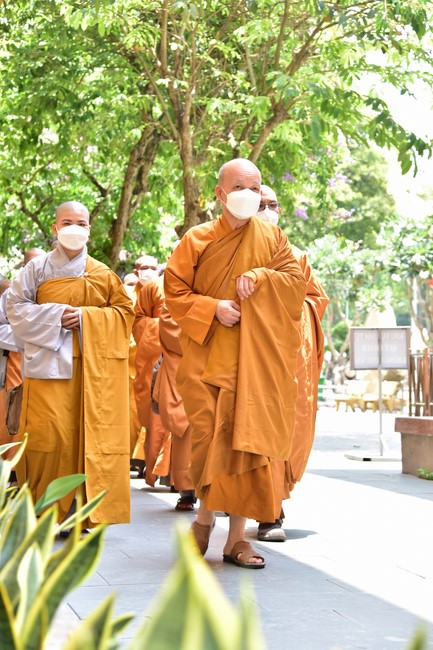 Monks and Nuns of Vietnam Buddhist University in Ho Chi Minh City visits Hoang Phap pagoda
