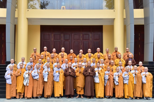 Monks and Nuns of Vietnam Buddhist University in Ho Chi Minh City visits Hoang Phap pagoda