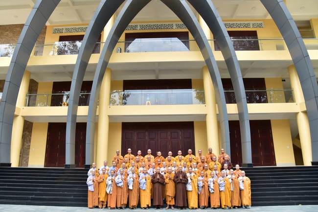 Monks and Nuns of Vietnam Buddhist University in Ho Chi Minh City visits Hoang Phap pagoda