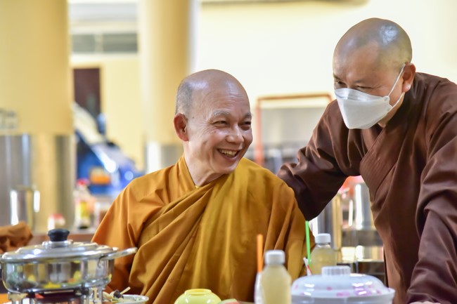 Monks and Nuns of Vietnam Buddhist University in Ho Chi Minh City visits Hoang Phap pagoda