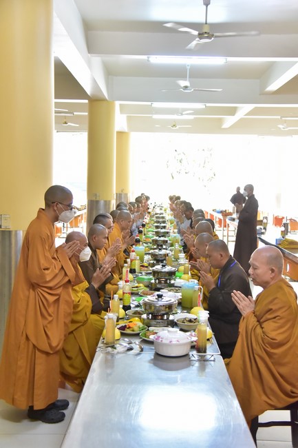 Monks and Nuns of Vietnam Buddhist University in Ho Chi Minh City visits Hoang Phap pagoda