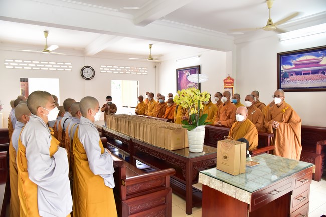 Monks and Nuns of Vietnam Buddhist University in Ho Chi Minh City visits Hoang Phap pagoda