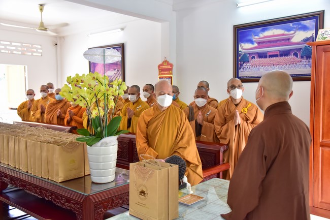 Monks and Nuns of Vietnam Buddhist University in Ho Chi Minh City visits Hoang Phap pagoda