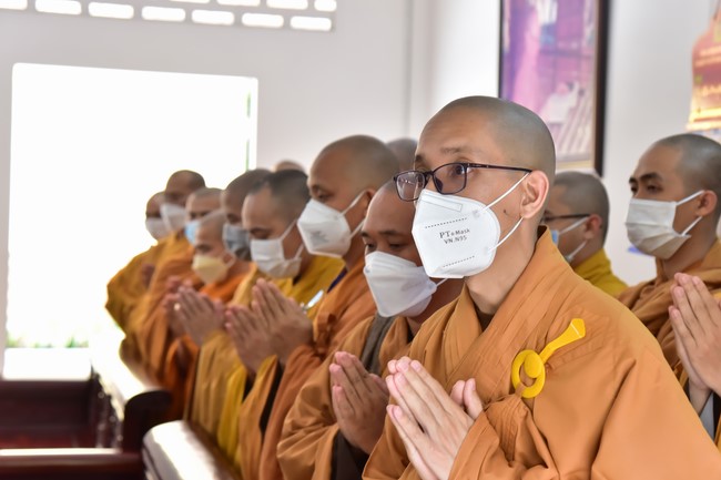 Monks and Nuns of Vietnam Buddhist University in Ho Chi Minh City visits Hoang Phap pagoda