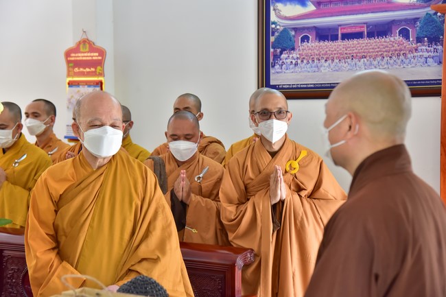 Monks and Nuns of Vietnam Buddhist University in Ho Chi Minh City visits Hoang Phap pagoda