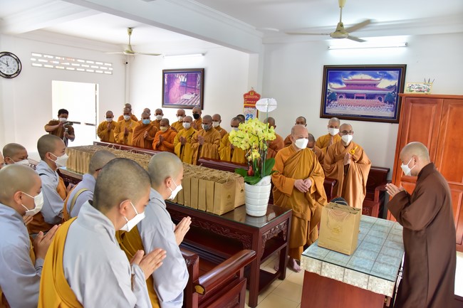 Monks and Nuns of Vietnam Buddhist University in Ho Chi Minh City visits Hoang Phap pagoda
