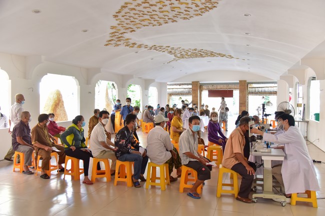 Medical examination, medicine giving and advice on eye health