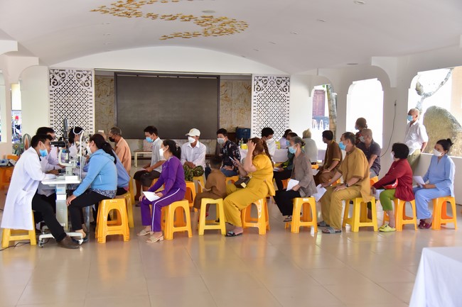 Medical examination, medicine giving and advice on eye health