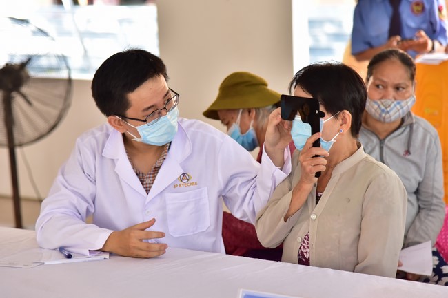 Medical examination, medicine giving and advice on eye health