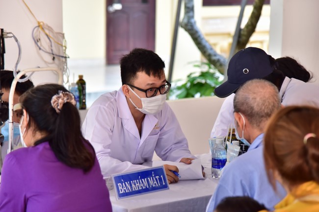 Medical examination, medicine giving and advice on eye health