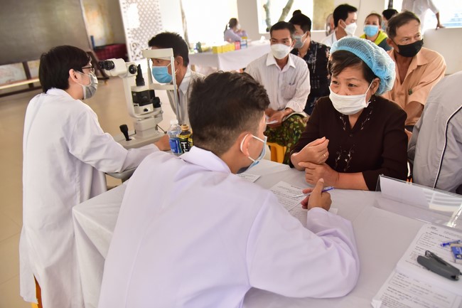 Medical examination, medicine giving and advice on eye health