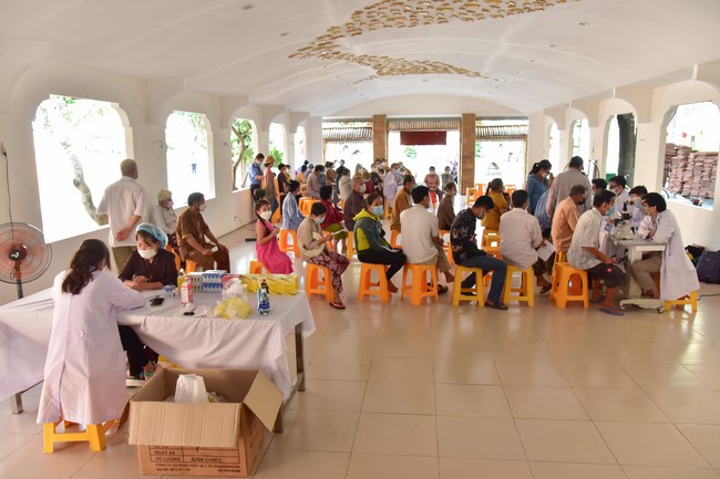 Medical examination, medicine giving and advice on eye health