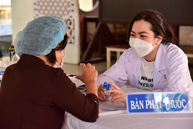 Medical examination, medicine giving and advice on eye health