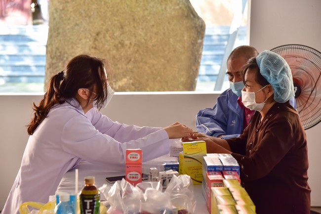 Medical examination, medicine giving and advice on eye health