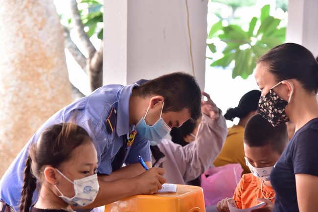 Medical examination, medicine giving and advice on eye health