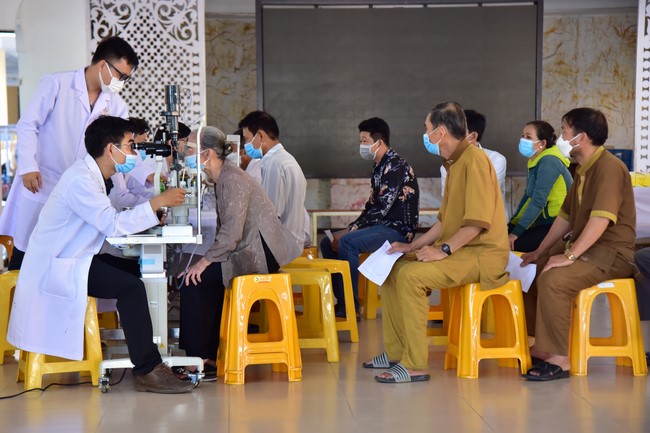 Medical examination, medicine giving and advice on eye health