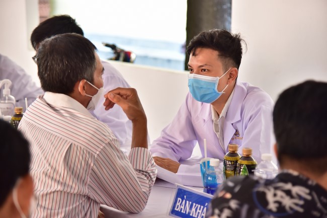 Medical examination, medicine giving and advice on eye health