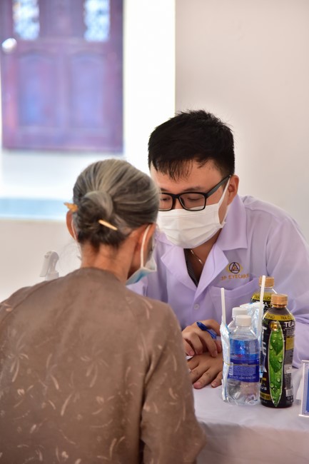 Medical examination, medicine giving and advice on eye health