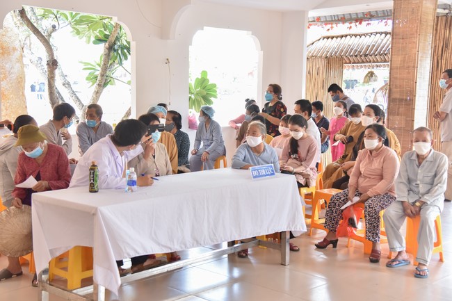 Medical examination, medicine giving and advice on eye health