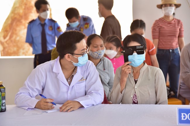 Medical examination, medicine giving and advice on eye health