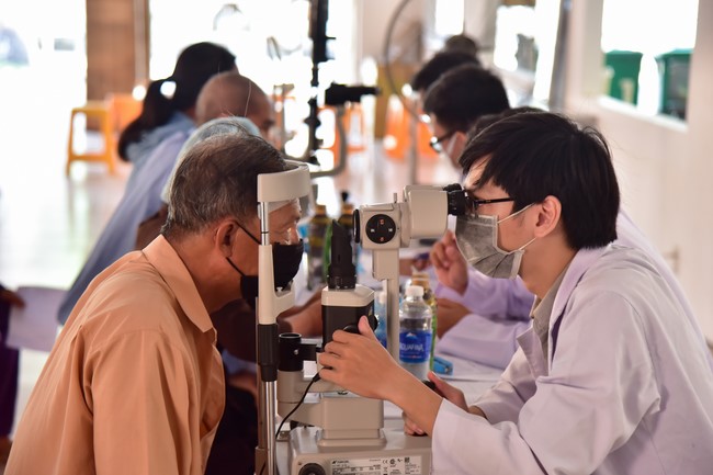 Medical examination, medicine giving and advice on eye health