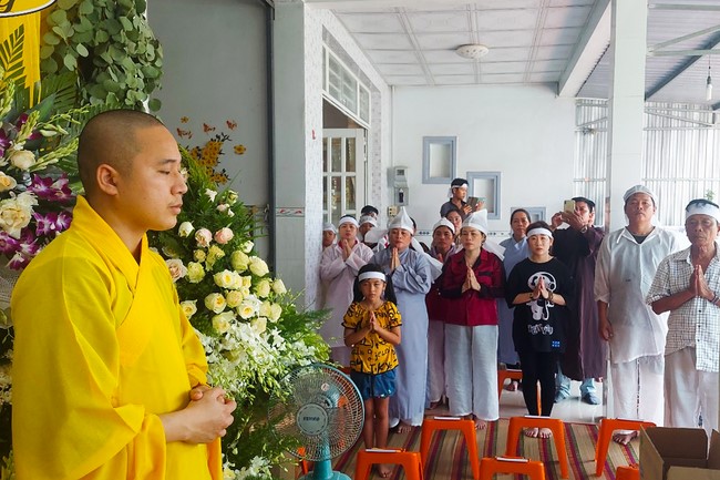 Viếng tang lễ Phật tử Liên Lan