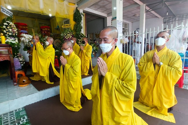 Viếng tang lễ Phật tử Liên Lan