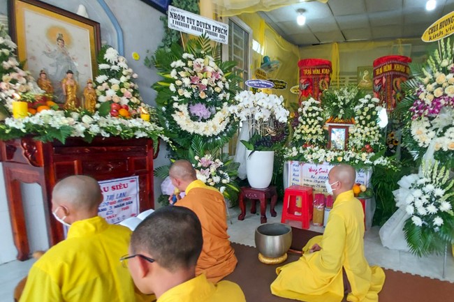 Viếng tang lễ Phật tử Liên Lan