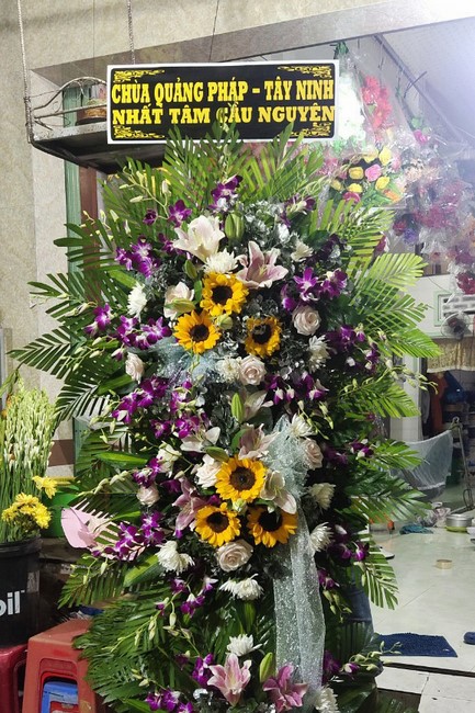 Viếng tang lễ Phật tử Liên Lan