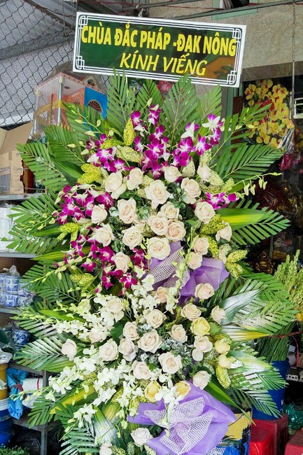 Viếng tang lễ Phật tử Liên Lan