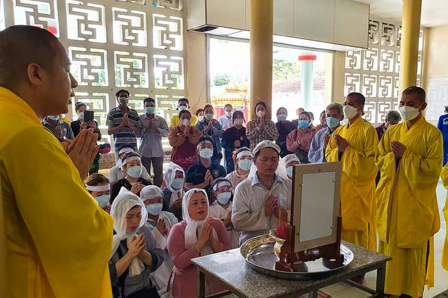 Viếng tang lễ Phật tử Liên Lan