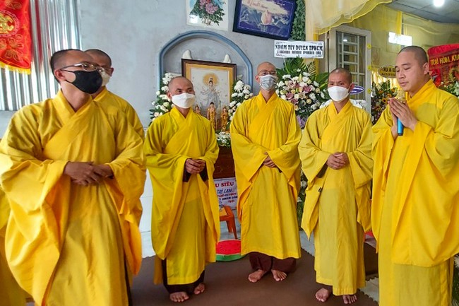 Viếng tang lễ Phật tử Liên Lan